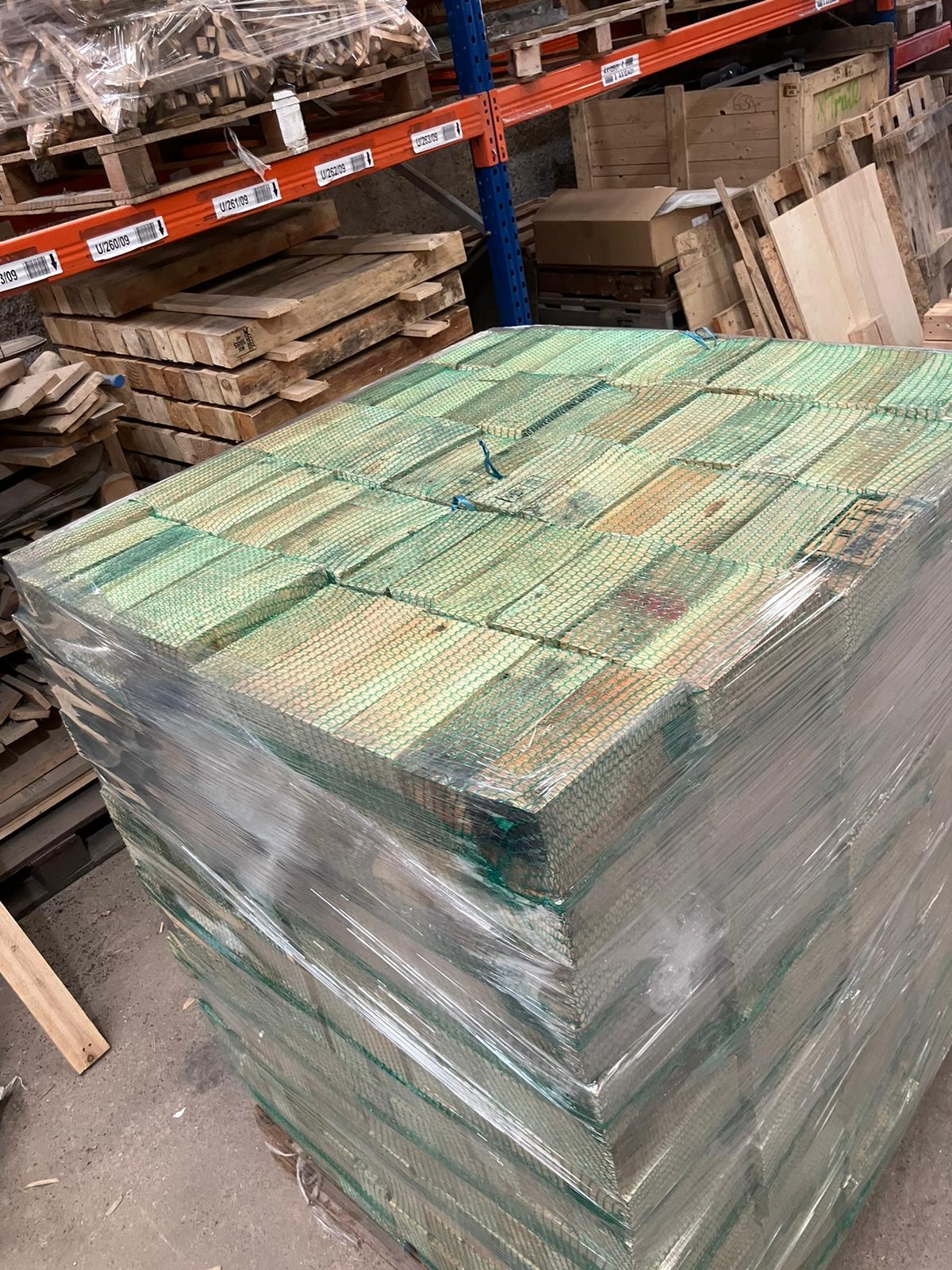 Hardwood cubes (netting package)
