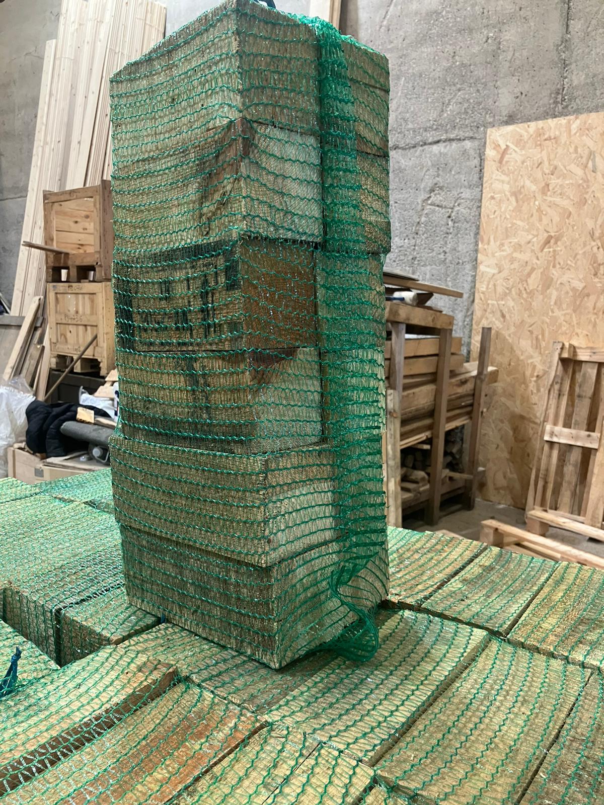 Hardwood cubes (netting package)