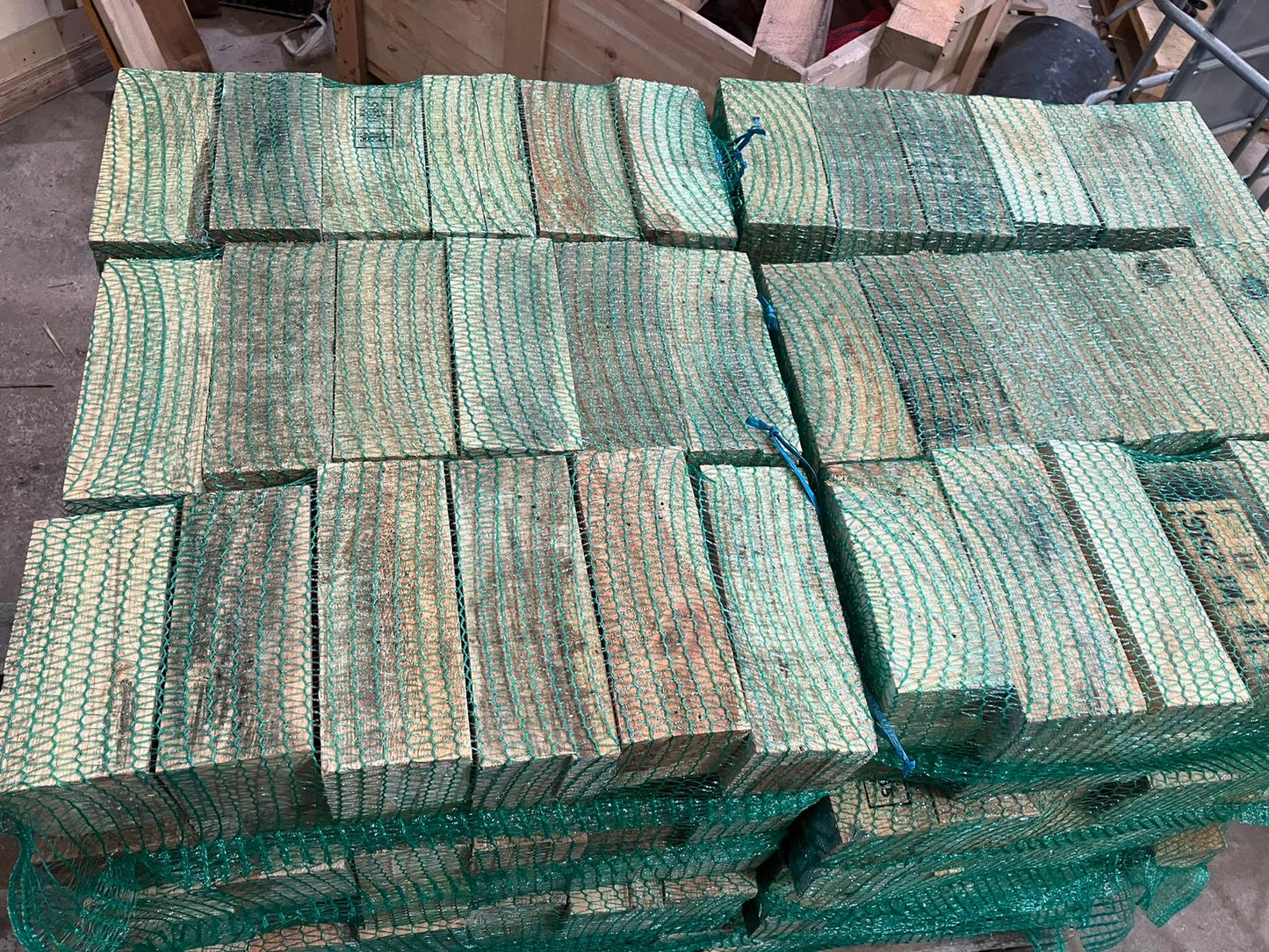 Hardwood cubes (netting package)